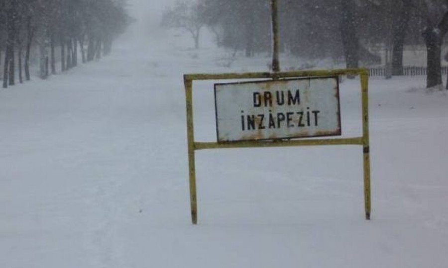 O zi de VACANŢĂ pentru 26 de elevi din Târgu Bujor, după ce au RĂMAS cu maşina în ZĂPADĂ