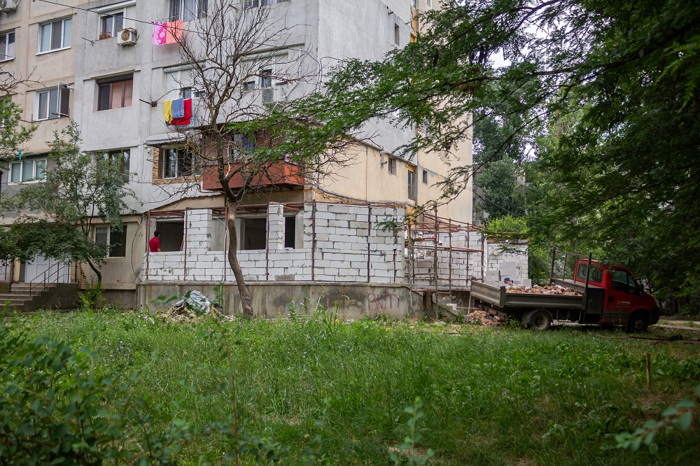 Cum se cere intrarea în legalitate a balcoanelor de la parterul blocurilor