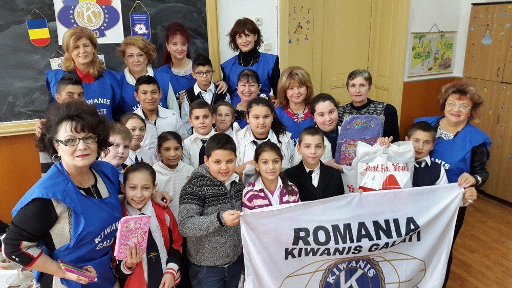 GALERIE FOTO/ Conspiraţie între Moş Nicolae şi Clubul KIWANIS pentru elevii de la Şcoala Nr. 24