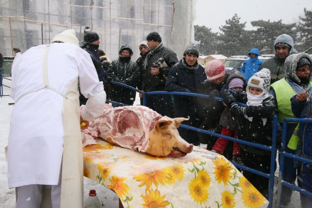 Mii de gălăţeni au participat la pomana porcului de pe esplanda Sălii Sporturilor