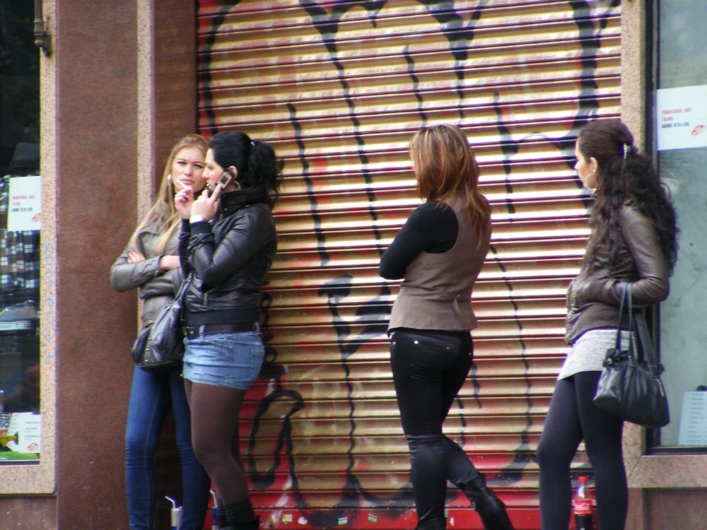 Trei proxeneţi periculoşi au fost trimişi în judecată. Racolau fetele sărace din comunele gălăţene