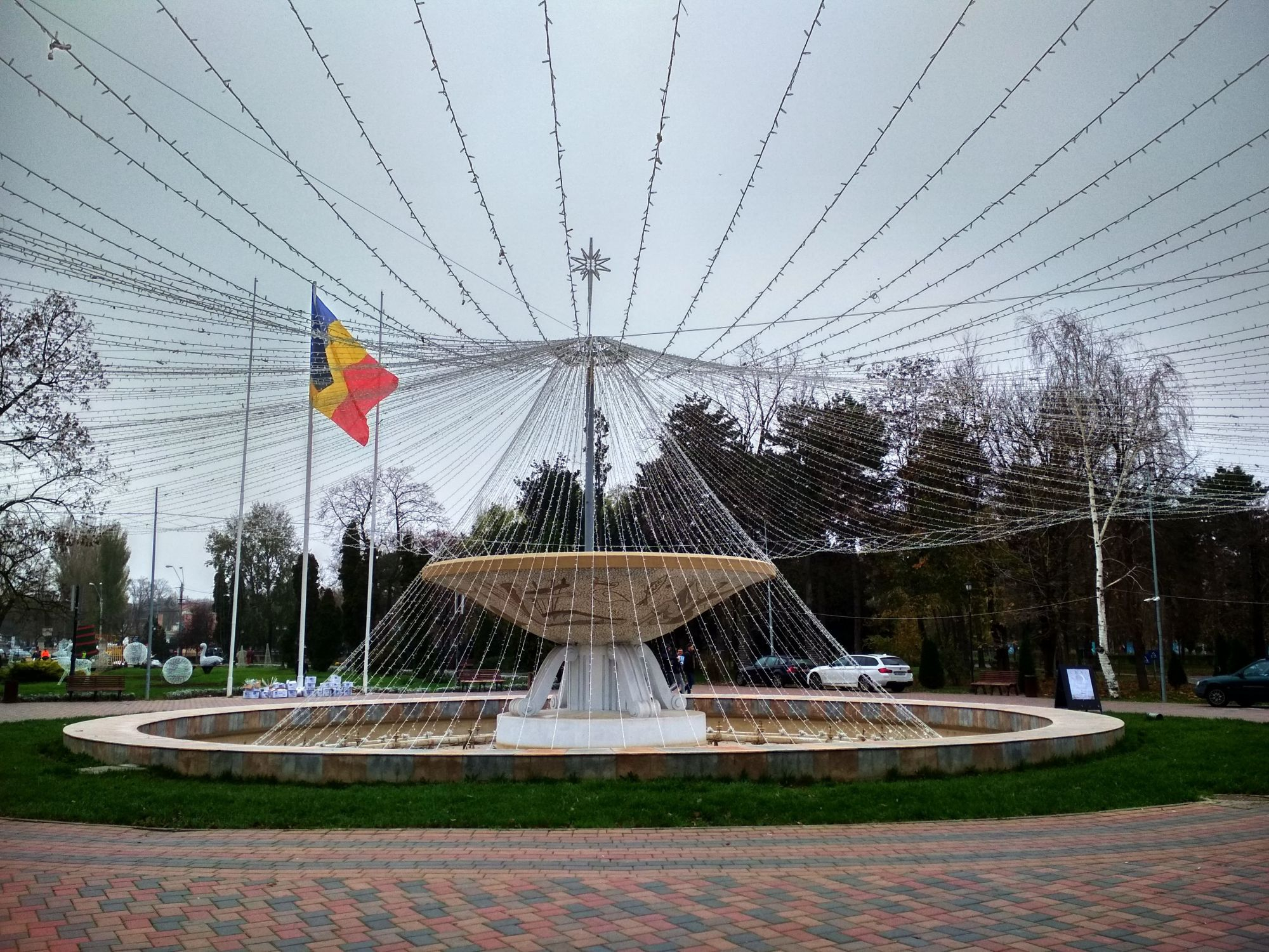 Luminiţe festive şi spectacol în Grădina Publică