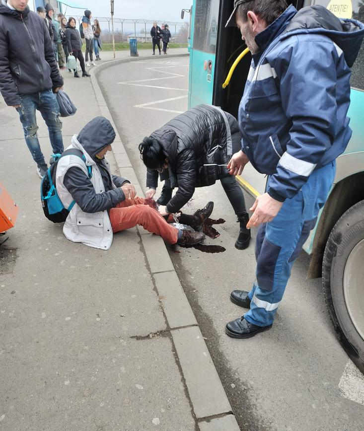 Primul ajutor pentru un călător rănit, acordat de o şoferiţă Transurb