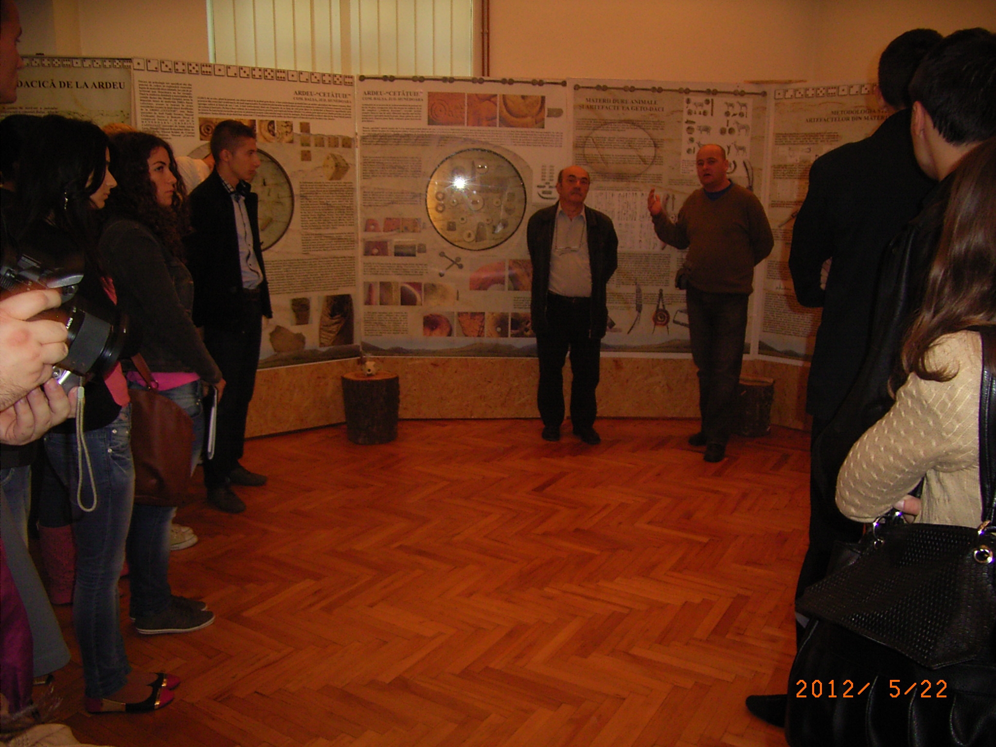 Expoziţie şi colocvii la Casa Cuza - Acul care împunge de cinci milenii!