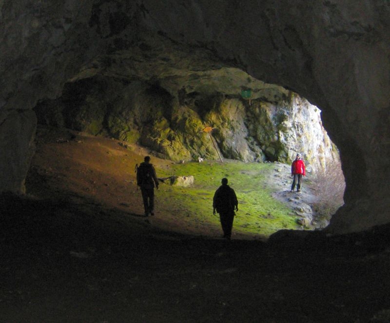 Rezervaţia Naturală Cheile Vârghişului - Peşteri şi panorame spectaculoase