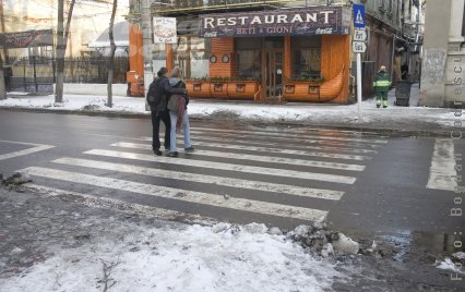 Fetiţă accidentată pe zebră