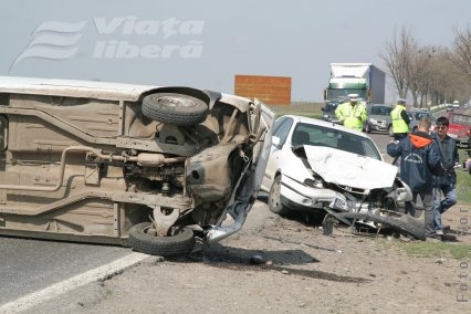 Şase gălăţeni răniţi şi două maşini spulberate, pe D.N.25