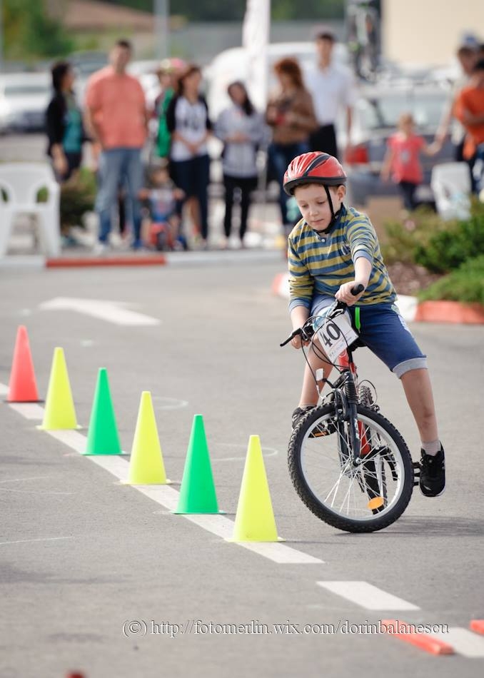 Juniorii sunt aşteptaţi la un CONCURS de "bicicleală"
