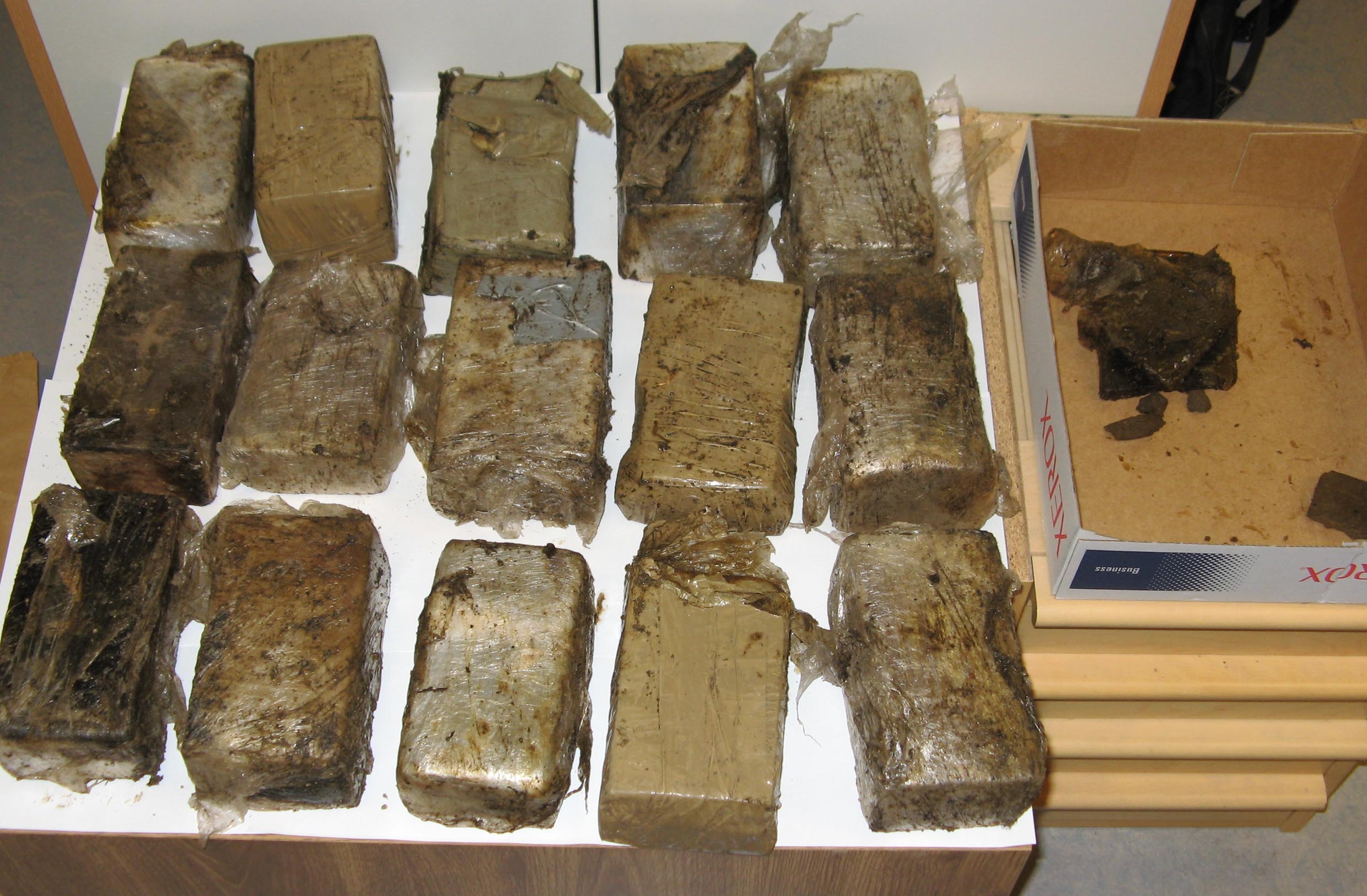 După două luni de la arestare, opt traficanţi de droguri au fost trimişi în judecată 