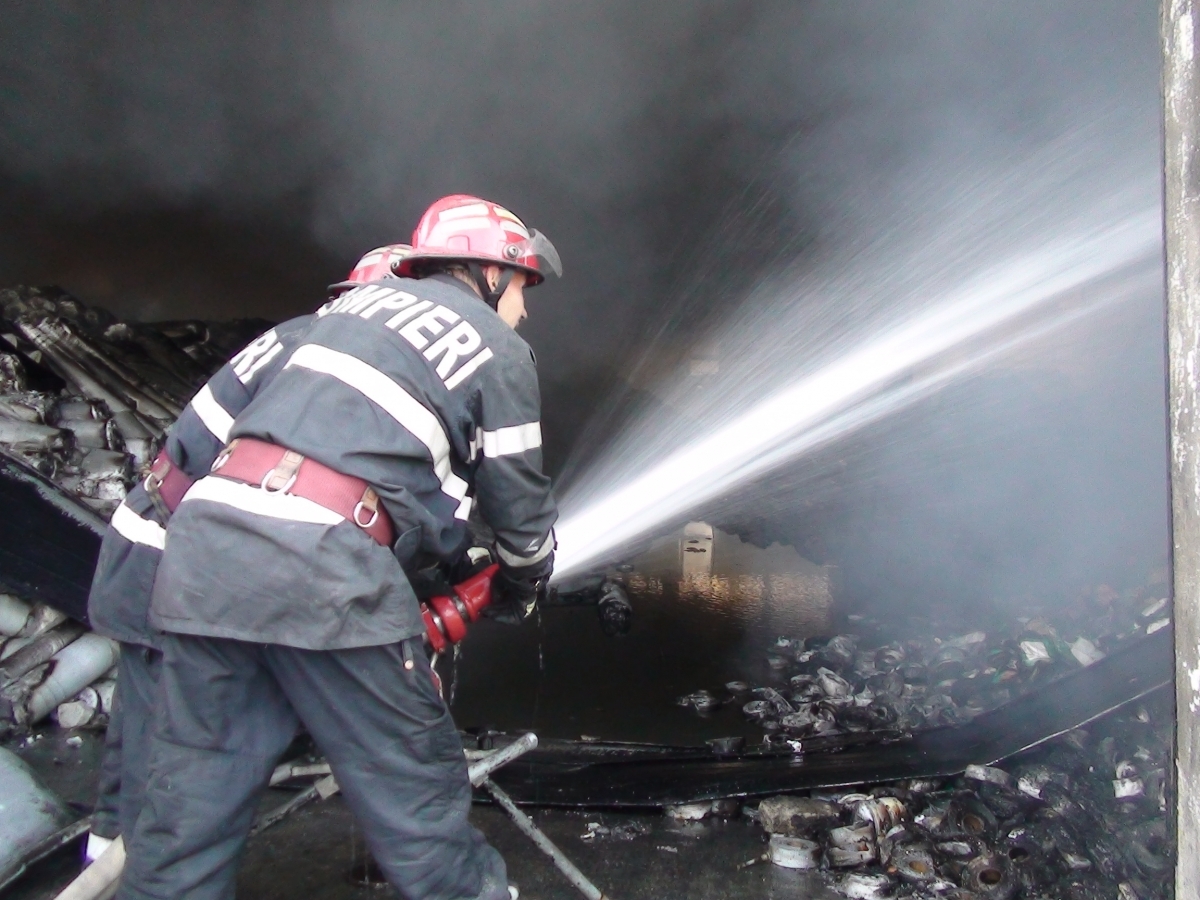 INCENDIU cu final tragic. Un bărbat A MURIT ARS într-o casă nou-nouţă