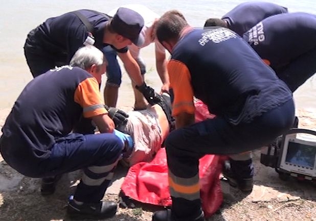 Tânăr SALVAT de la înec de poliţiştii locali