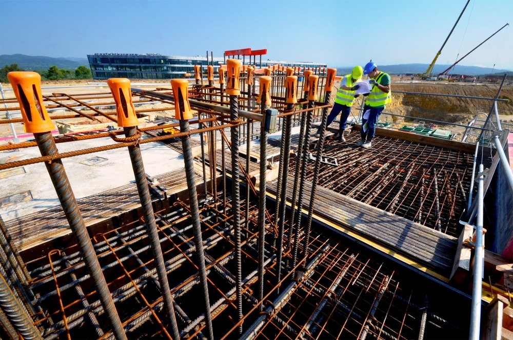 Statul le dă firmelor bani pentru investiţii majore. Azi, termen limită de depunere!