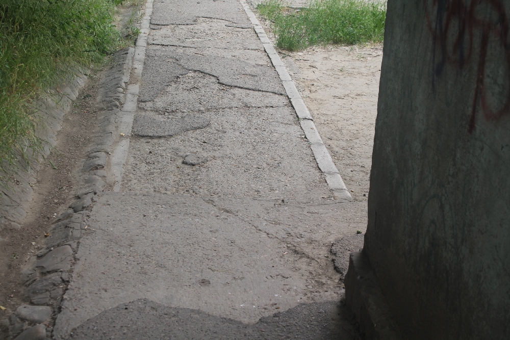 Drumuri distruse şi maşini parcate pe trotuare, în Micro 16