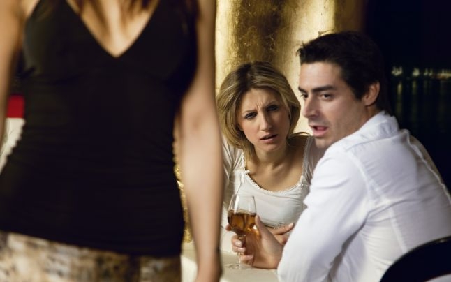 Ce-i face pe bărbaţi să "zboare din floare în floare"