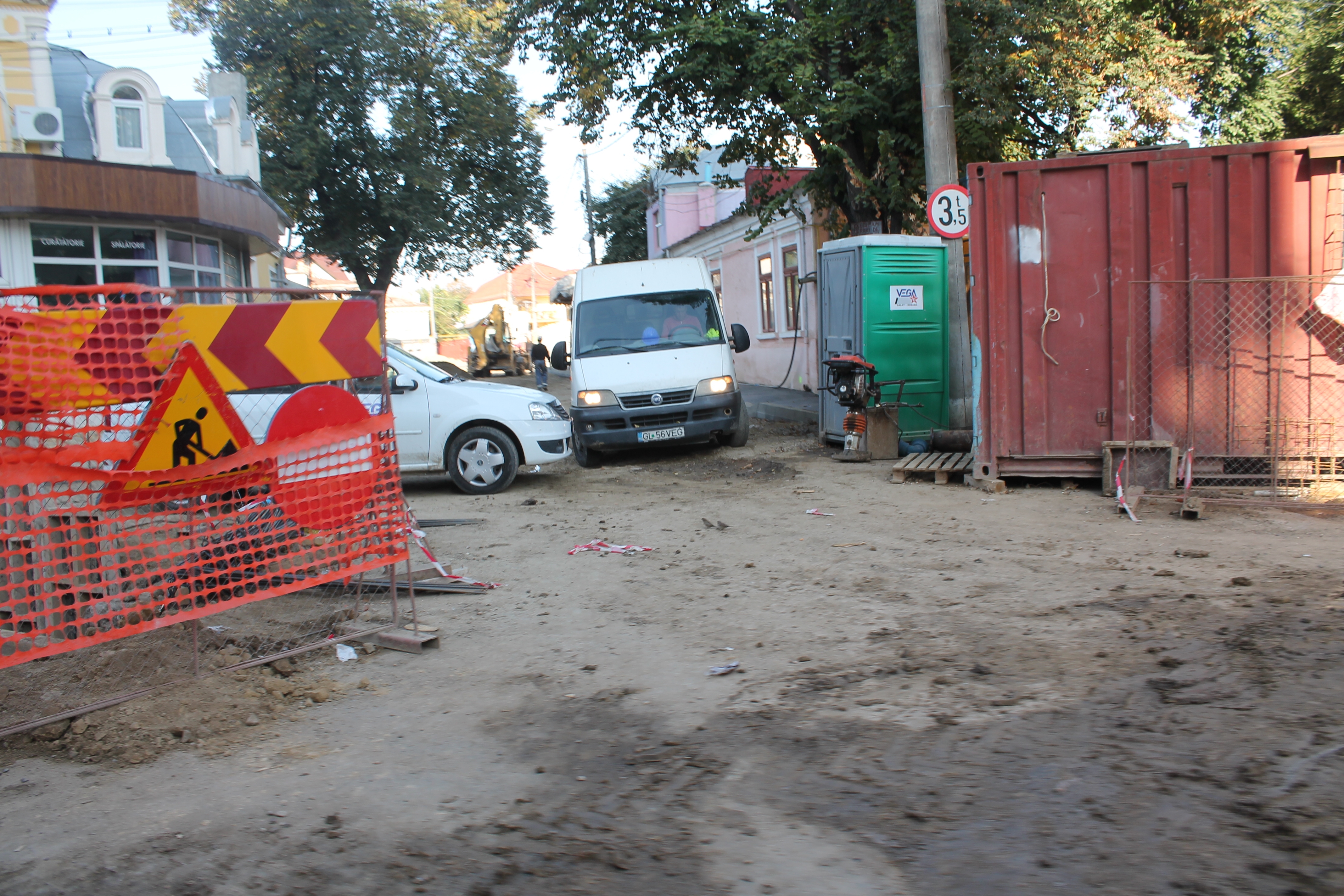 MODERNIZAREA de pe strada Democraţiei e în grafic, dar NU prea SE LUCREAZĂ. Doar doi angajaţi Vega '93, pe şantier