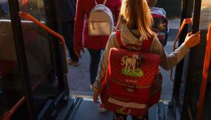Transportul gratuit pentru elevi, adoptat de Senat
