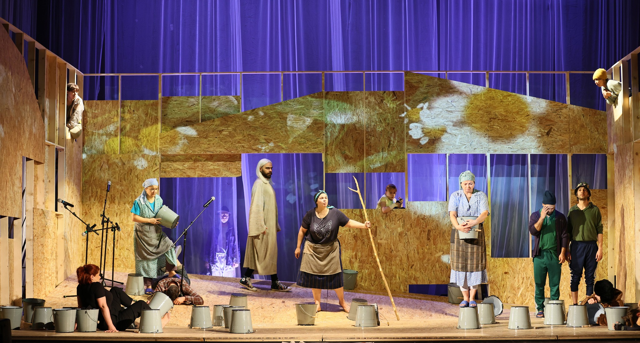 La mulți ani cu aplauze, Teatrului Dramatic!