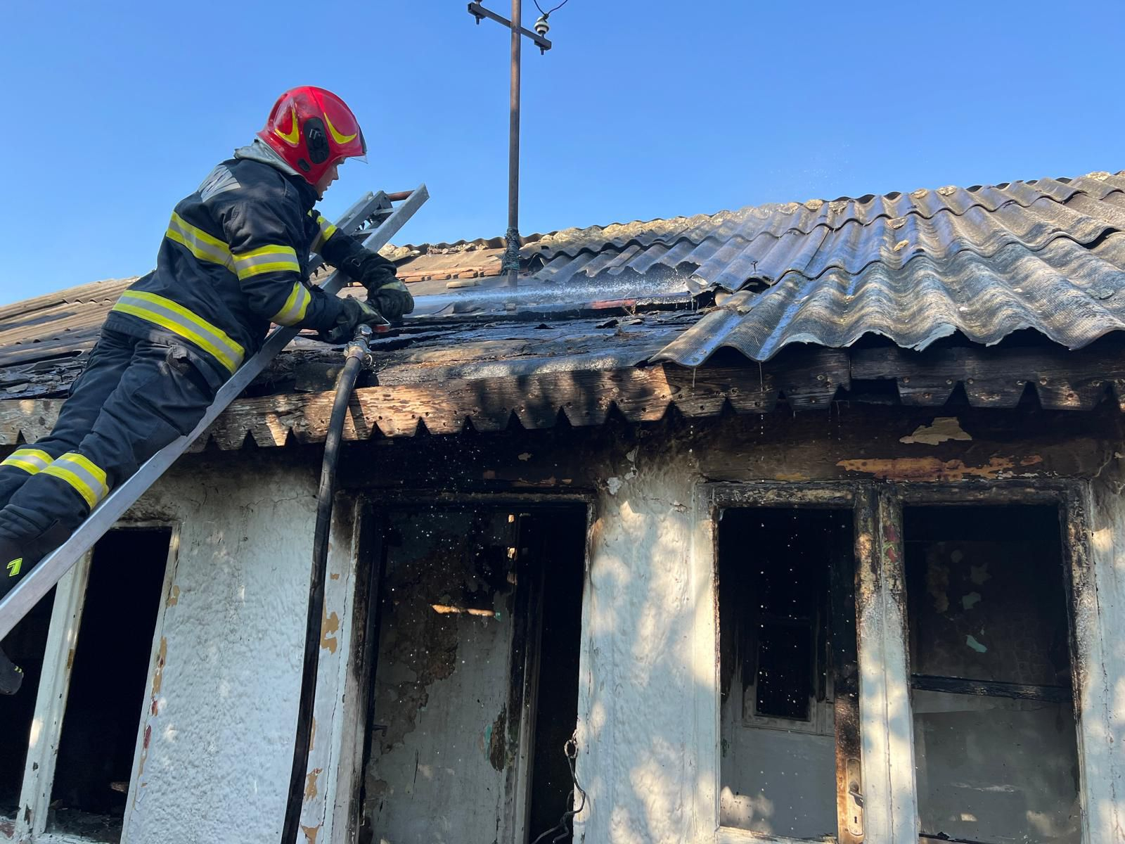 UPDATE: Incendiu mortal într-o gospodărie. Mamă și fiu, arși de vii de la o țigară