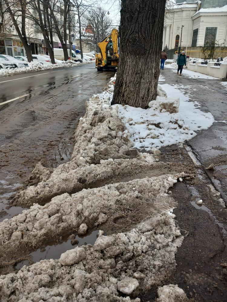 Deszăpezire după ureche. În loc să cureţe, ne înzăpezesc la loc