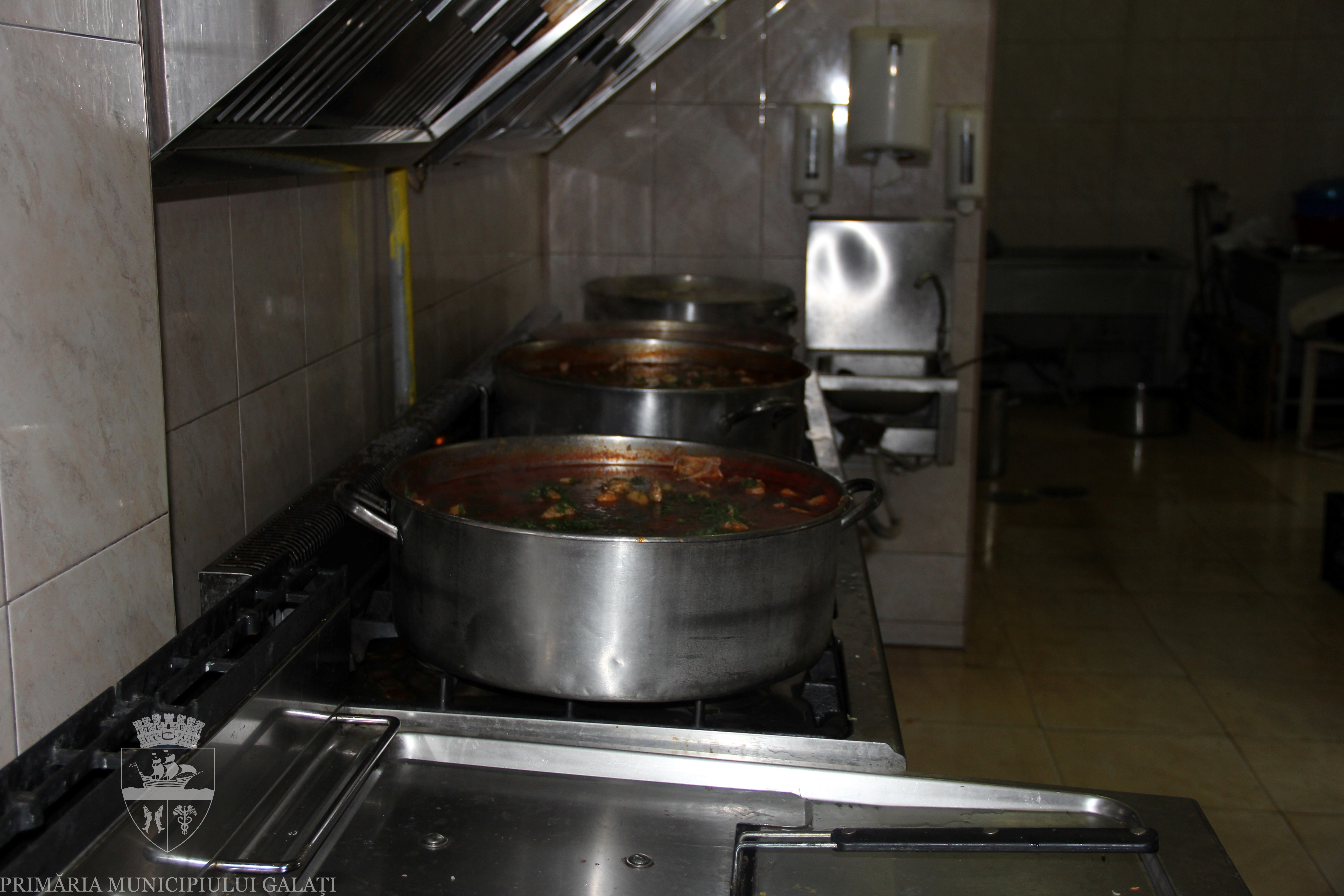 Pentru cine găteşte Cantina de Ajutor Social/ Mâncare de şase lei pe zi