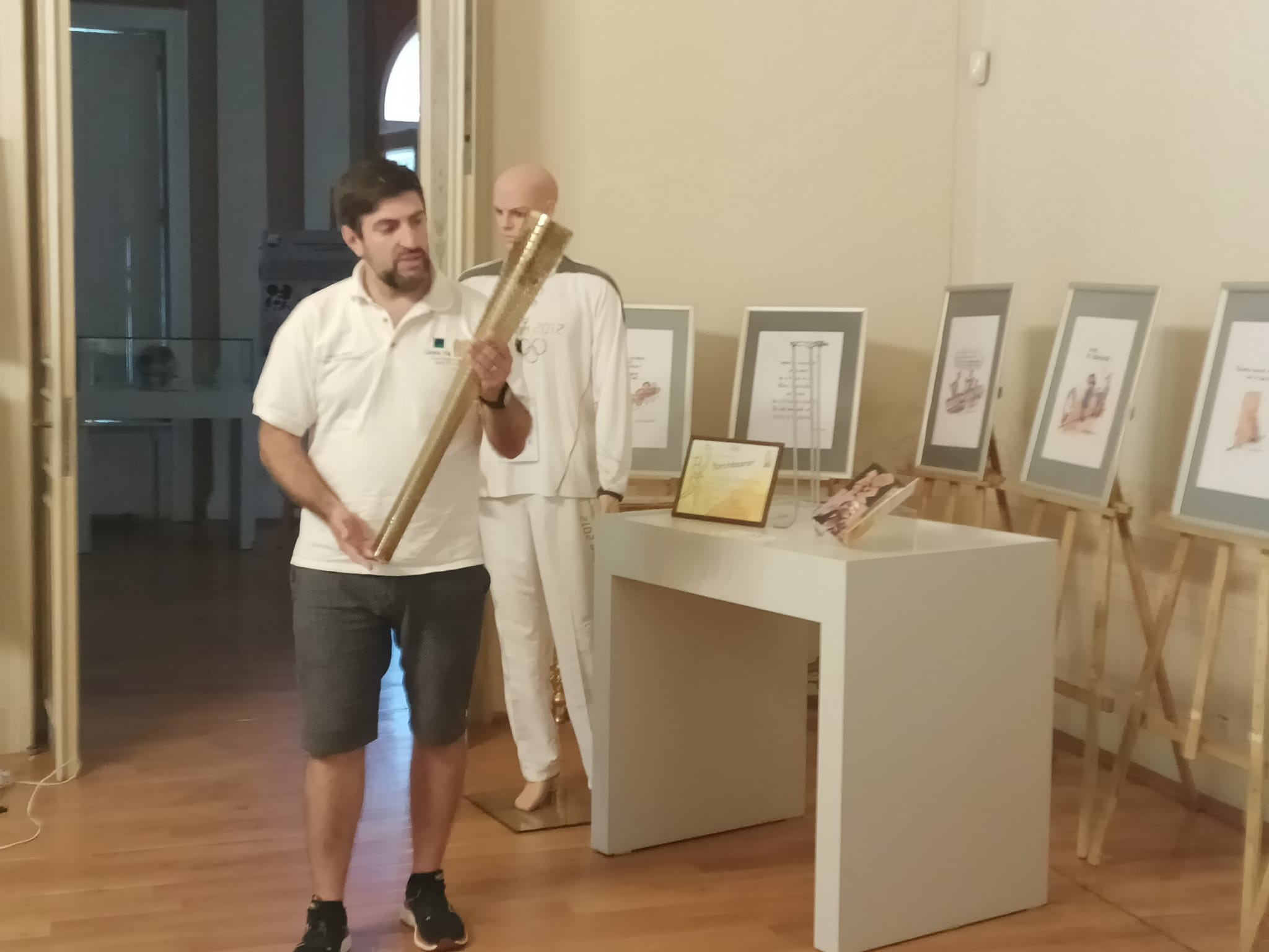 Torţa olimpică purtată de Alex Dan Dumitru, expusă la Tecuci