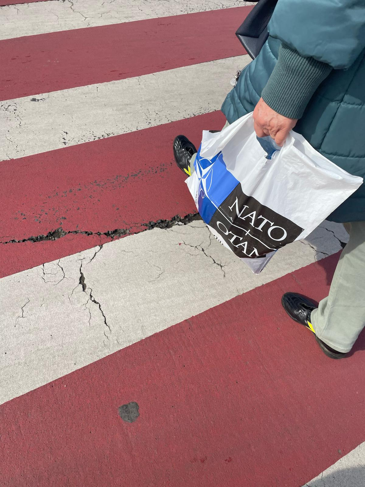 Poza zilei. Cu NATO la purtător, în cotidian