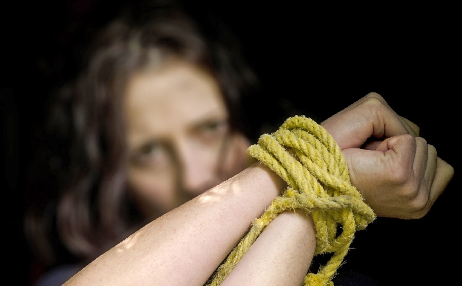 CHELTUIM câte 20.000 de euro pe an pentru fiecare femeie-VICTIMĂ a proxeneţilor