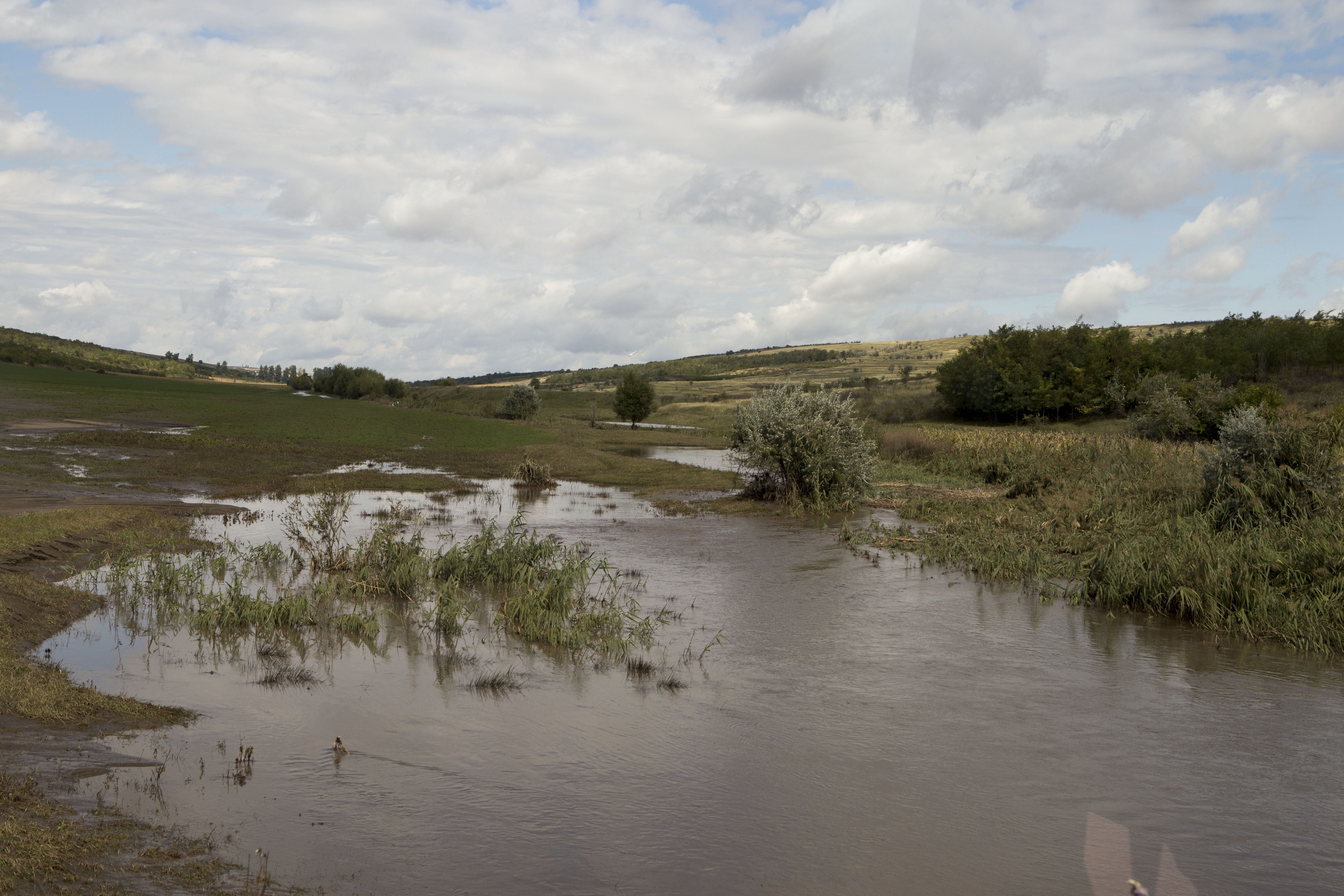 Soluţie extremă: Autorităţile au decis să spargă un dig pentru evacuarea apei