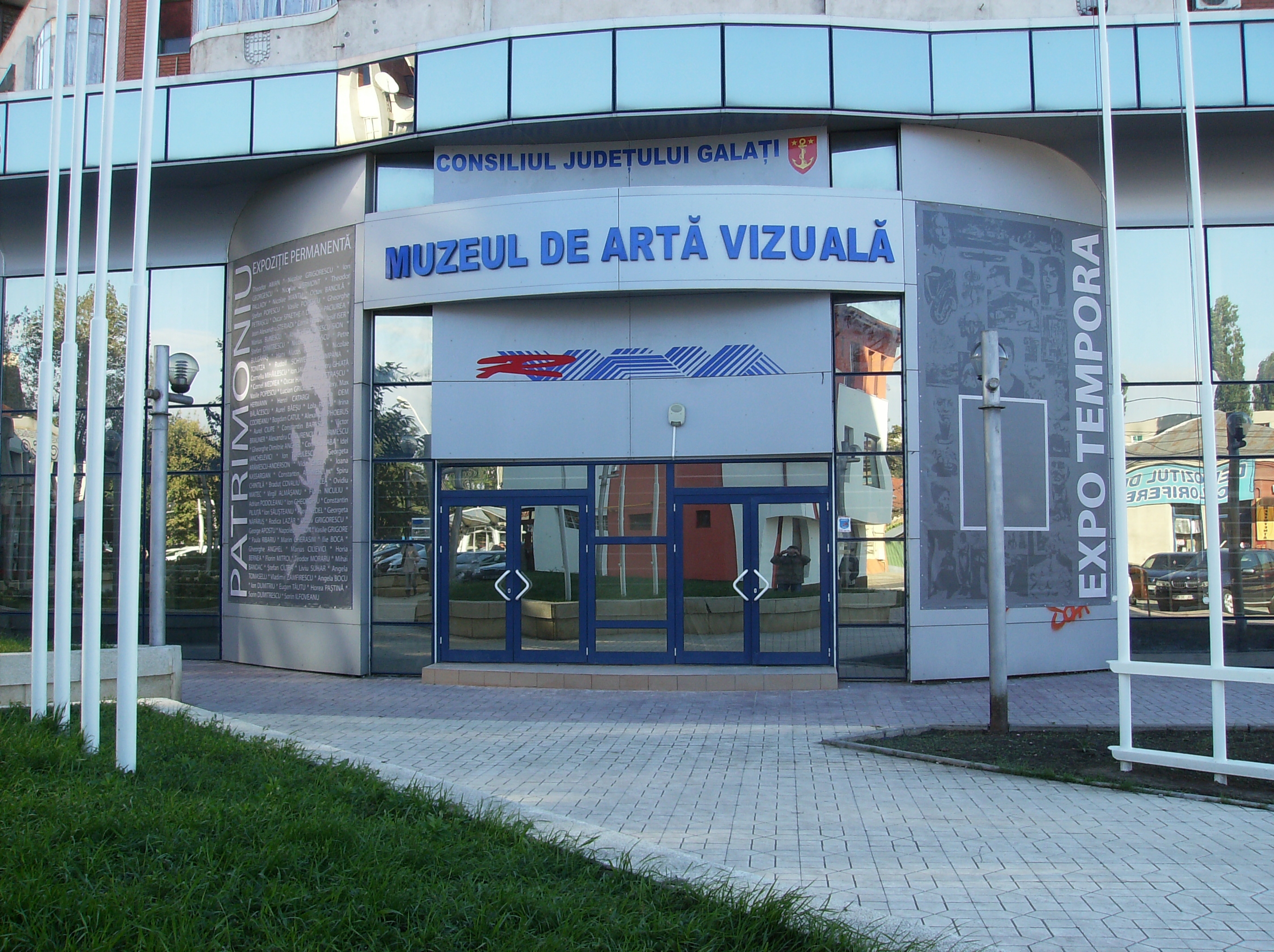 Artă pe două nivele, la Galaţi: Muzeul de la bloc are faţadă nouă  