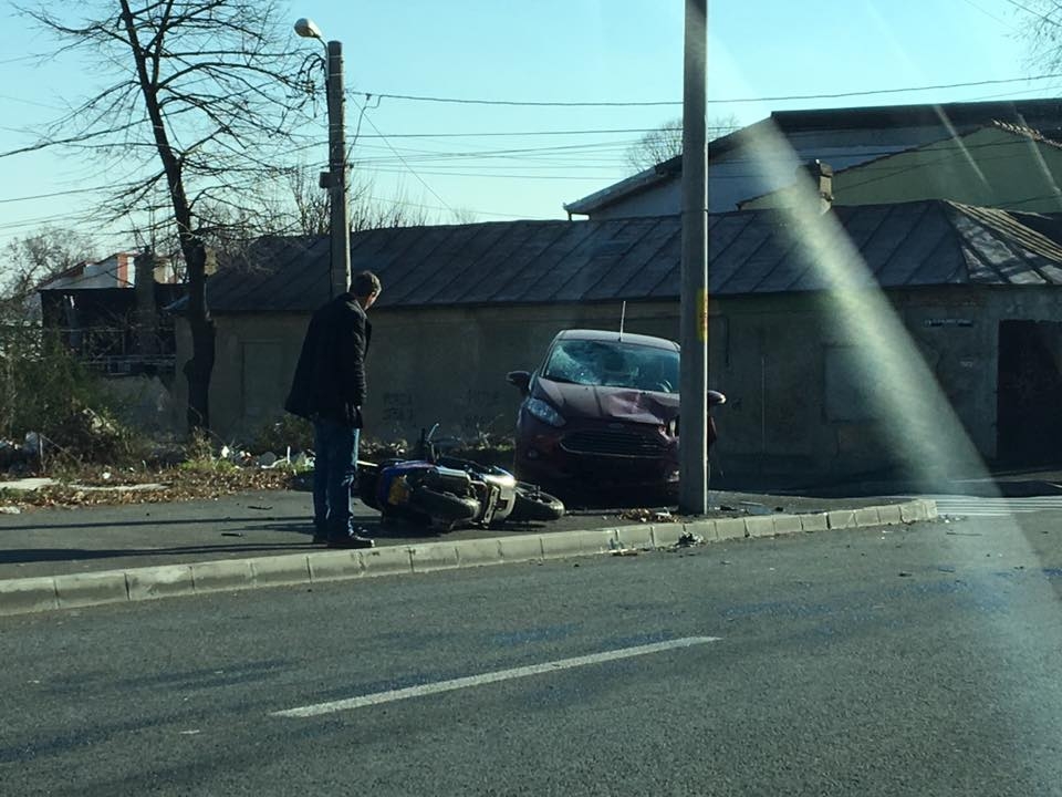 Prioritatea, problemă în traficul gălăţean. Două persoane au fost RĂNITE la "Stop"