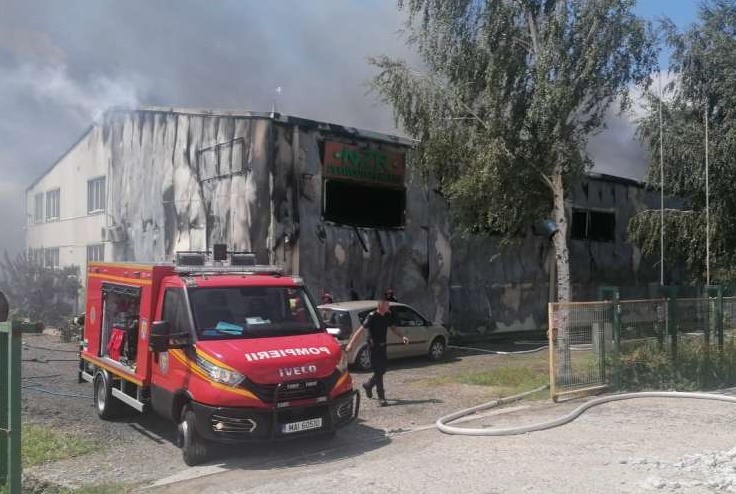 Incendiu la o fabrică de prelucrare a furnirului din Brăila