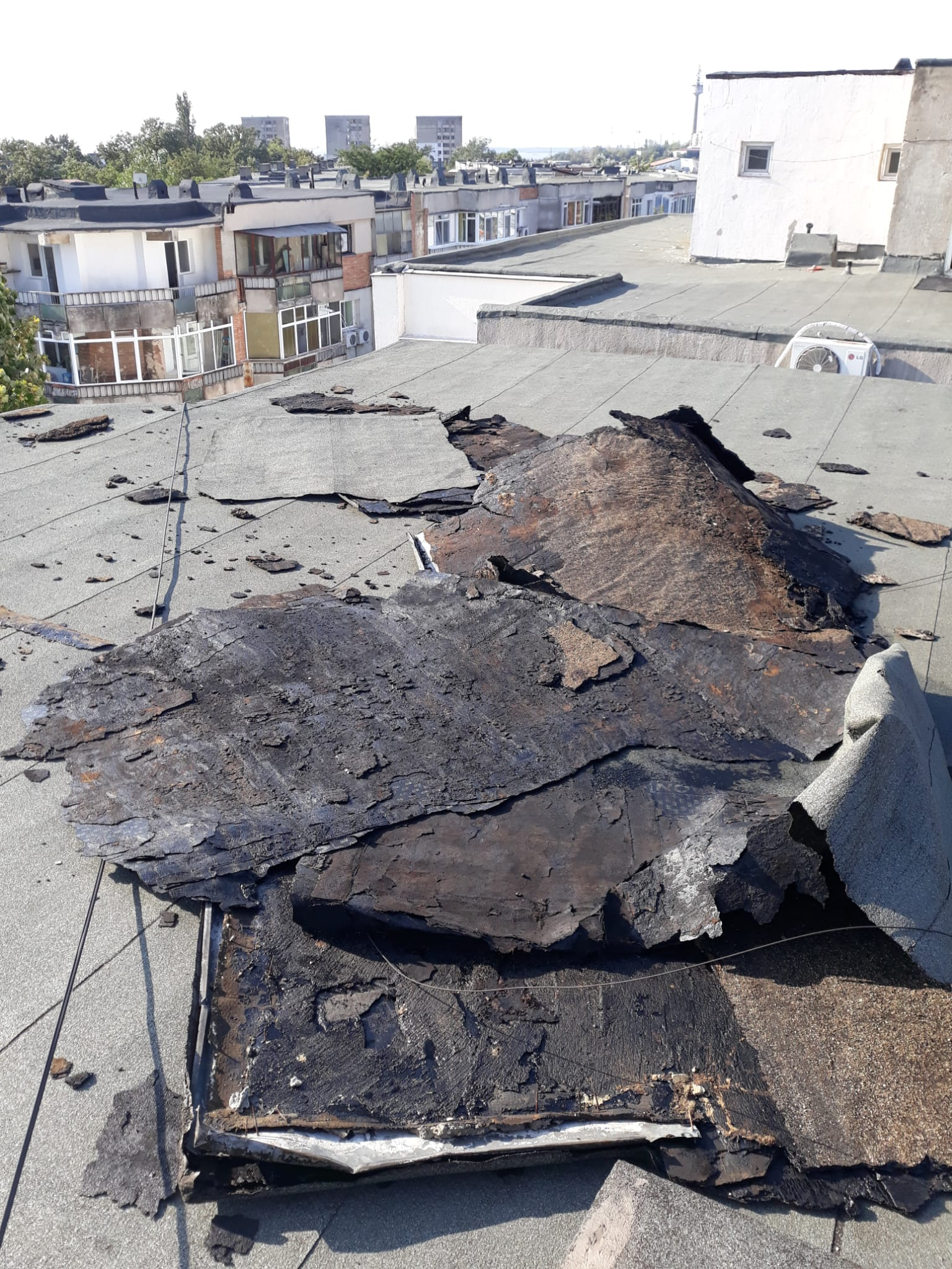 De la Ana la Caiafa, pentru un acoperiș smuls de vânt. Cine poate și trebuie să curețe după furtună?