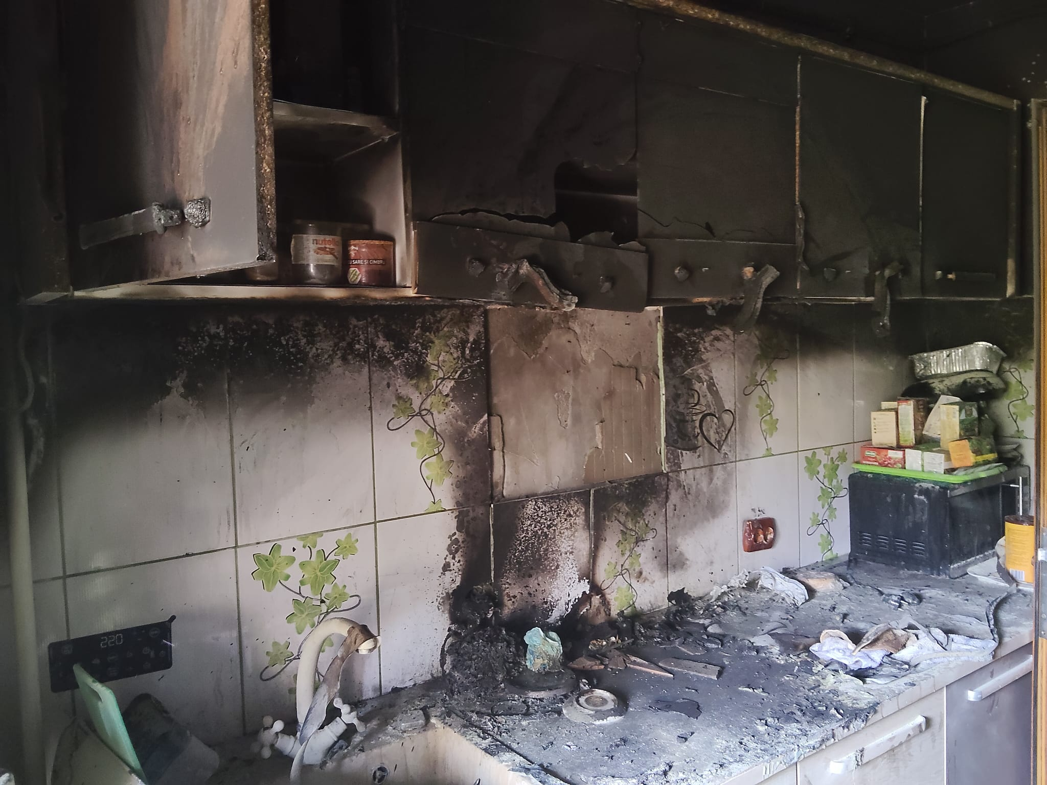 Două locuințe au luat foc joi dimineață