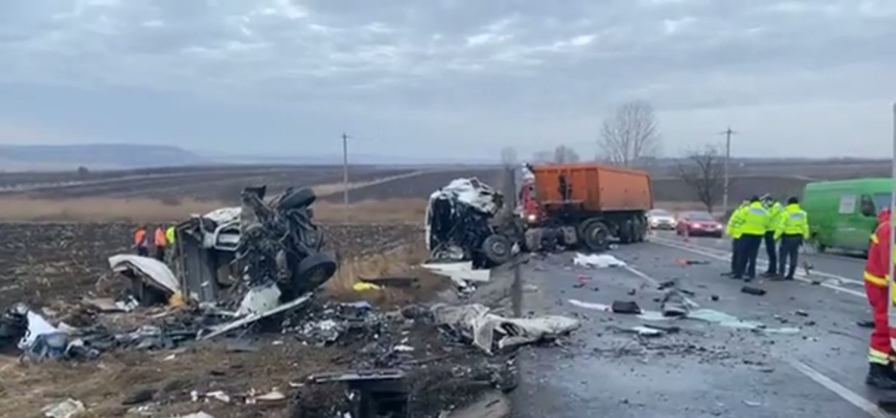 Șapte persoane au murit, azi-dimineață, într-un accident în județul Iași (FOTO și VIDEO)