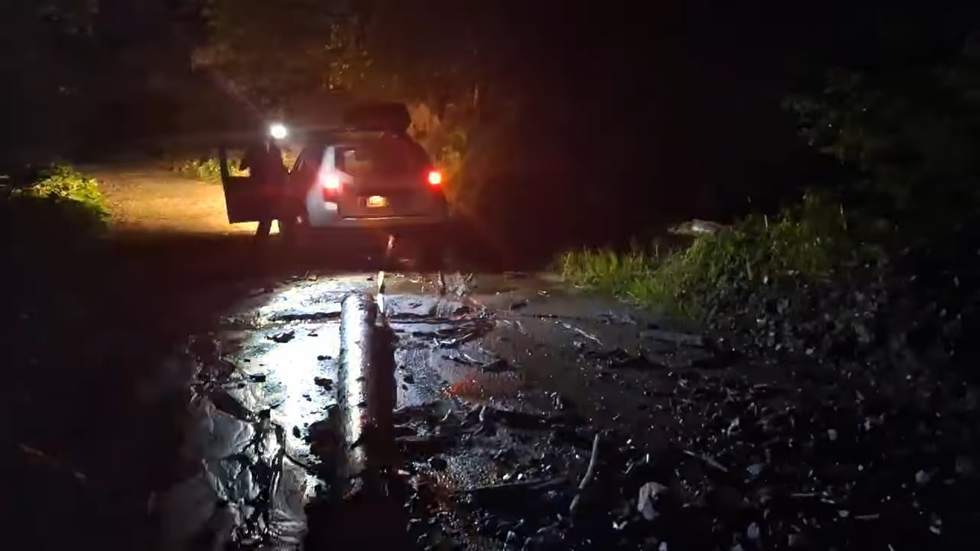 Drumul de acces spre Vârful Moldoveanu, rupt de vijelie