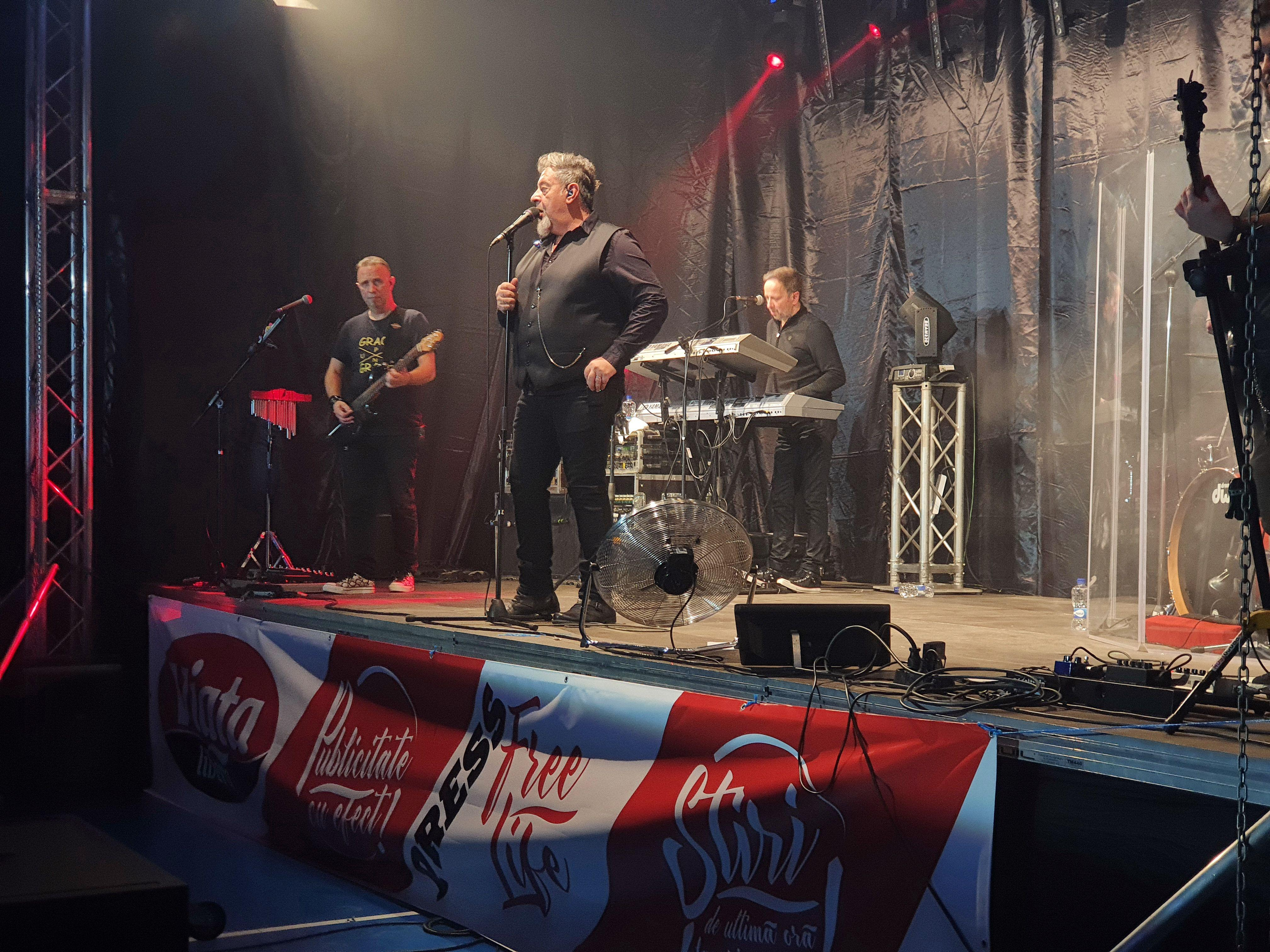 Petrecere ca-n familie, la 30 de ani. Dar din dar, la concertul ”Prietenii Vieţii libere” (FOTO)