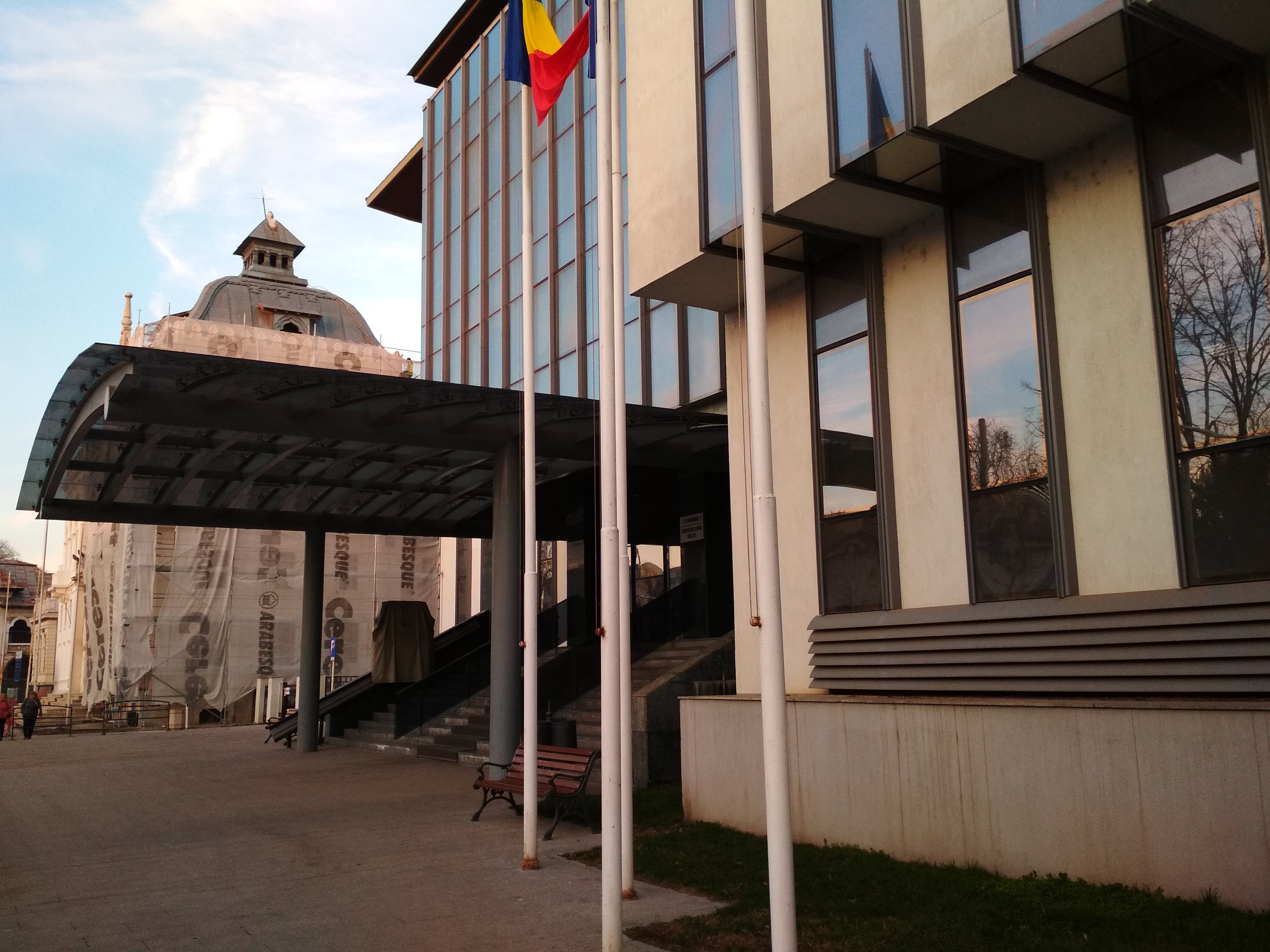 Câţi pensionari au părăsit Primăria şi Evidenţa Persoanei Galaţi