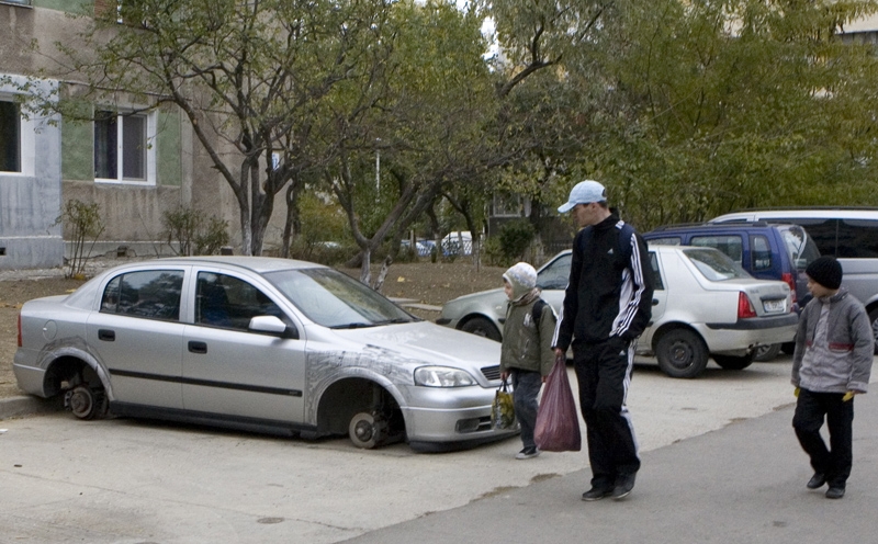 Clanul hoţilor de roţi loveşte Galaţiul (GALERIE FOTO)