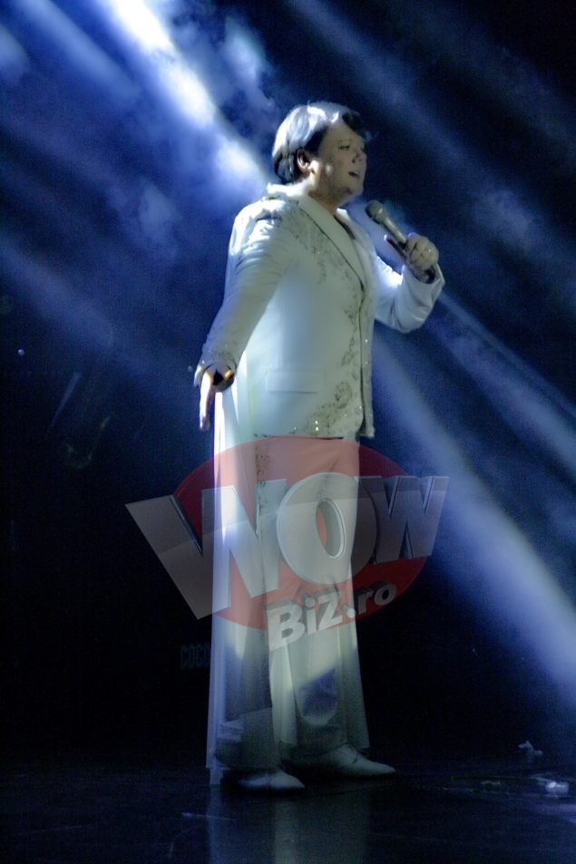 Fuego, baie de mulţime cu perdeaua în spate