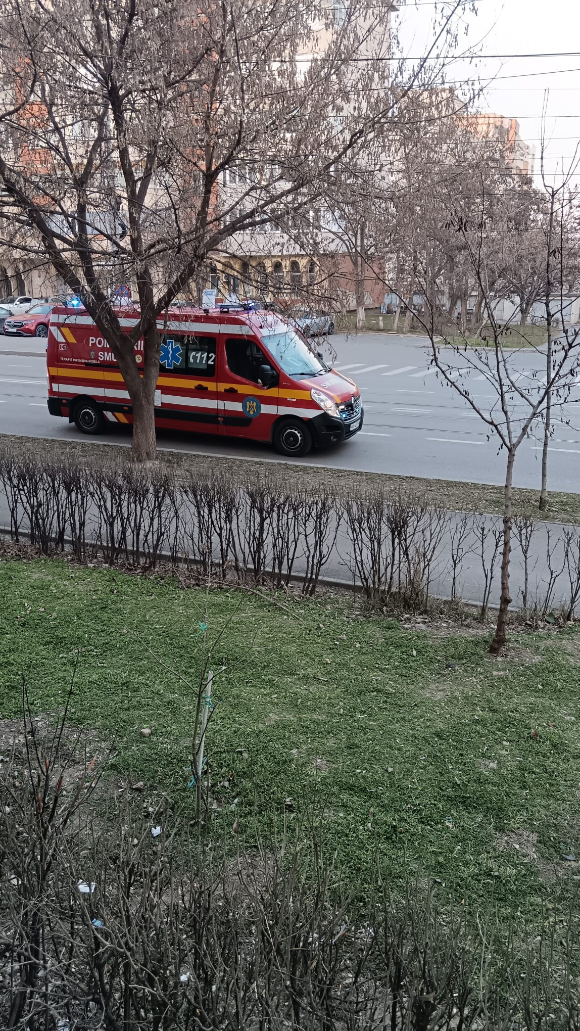 Bărbat resuscitat de un echipaj SMURD pe podeaua unui magazin