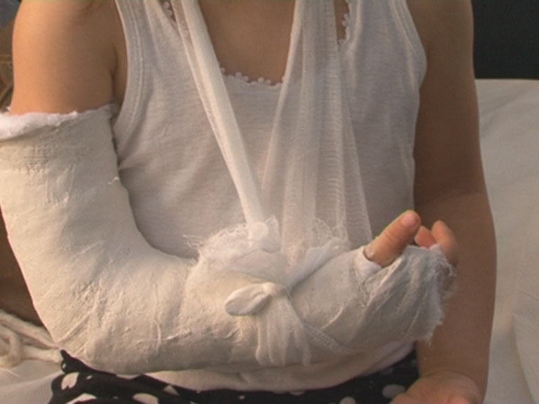 Zeci de gălăţeni şi-au RUPT mâinile şi picioarele după ce au căzut pe TROTUARELE pline de GHEAŢĂ