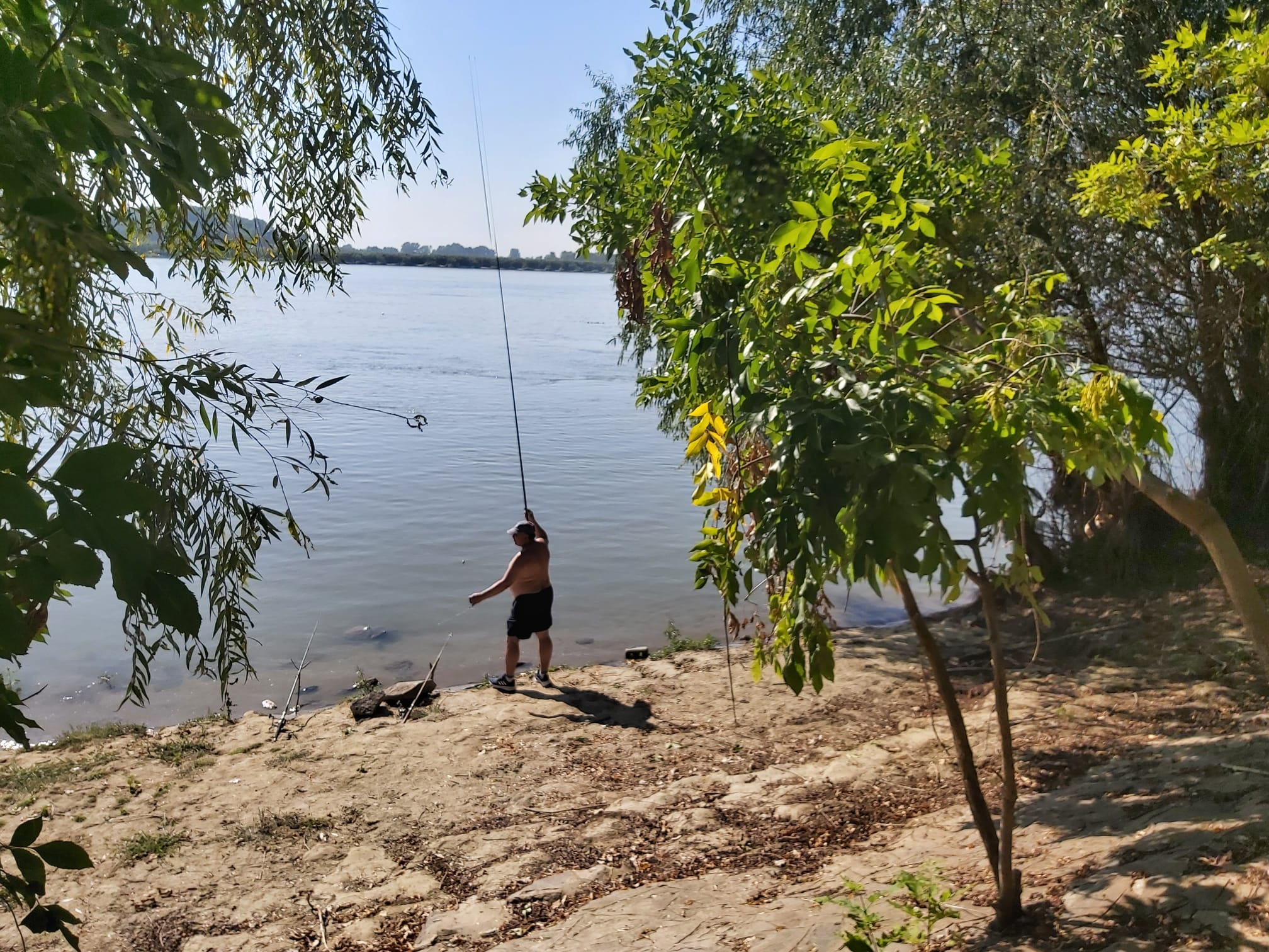 Pe malul fluviului, pescarii de ocazie schimbă ponturi și momeli (FOTO)