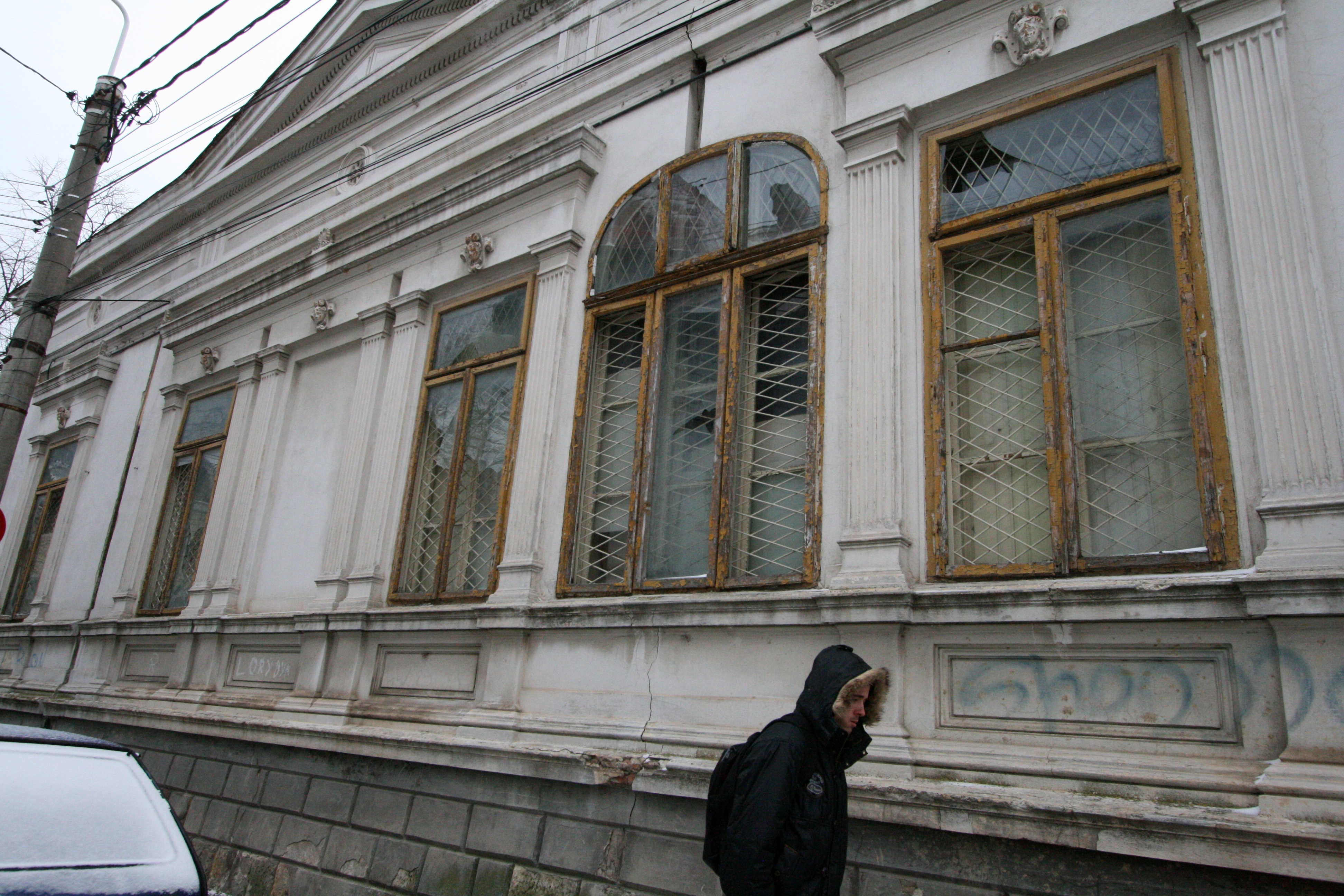 PERICOL: Cioburi ascuţite de sticlă, gata să cadă peste trecători