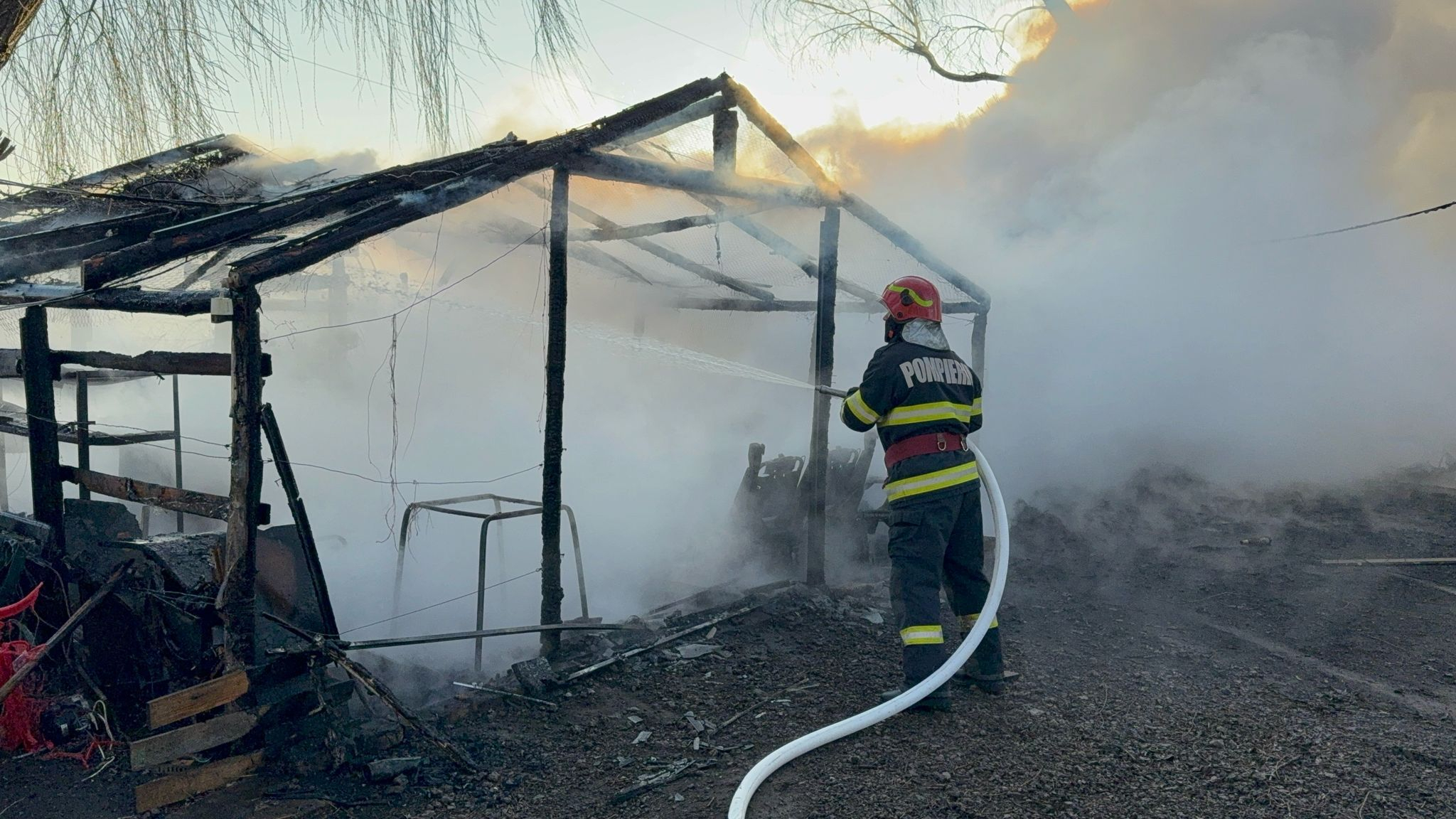 UPDATE: Incendiu puternic în apropiere de Galați. Mai multe solarii au luat foc (VIDEO)