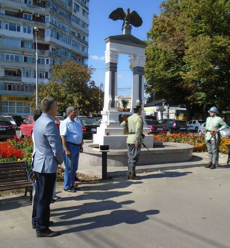 Se poate omagia şi decent