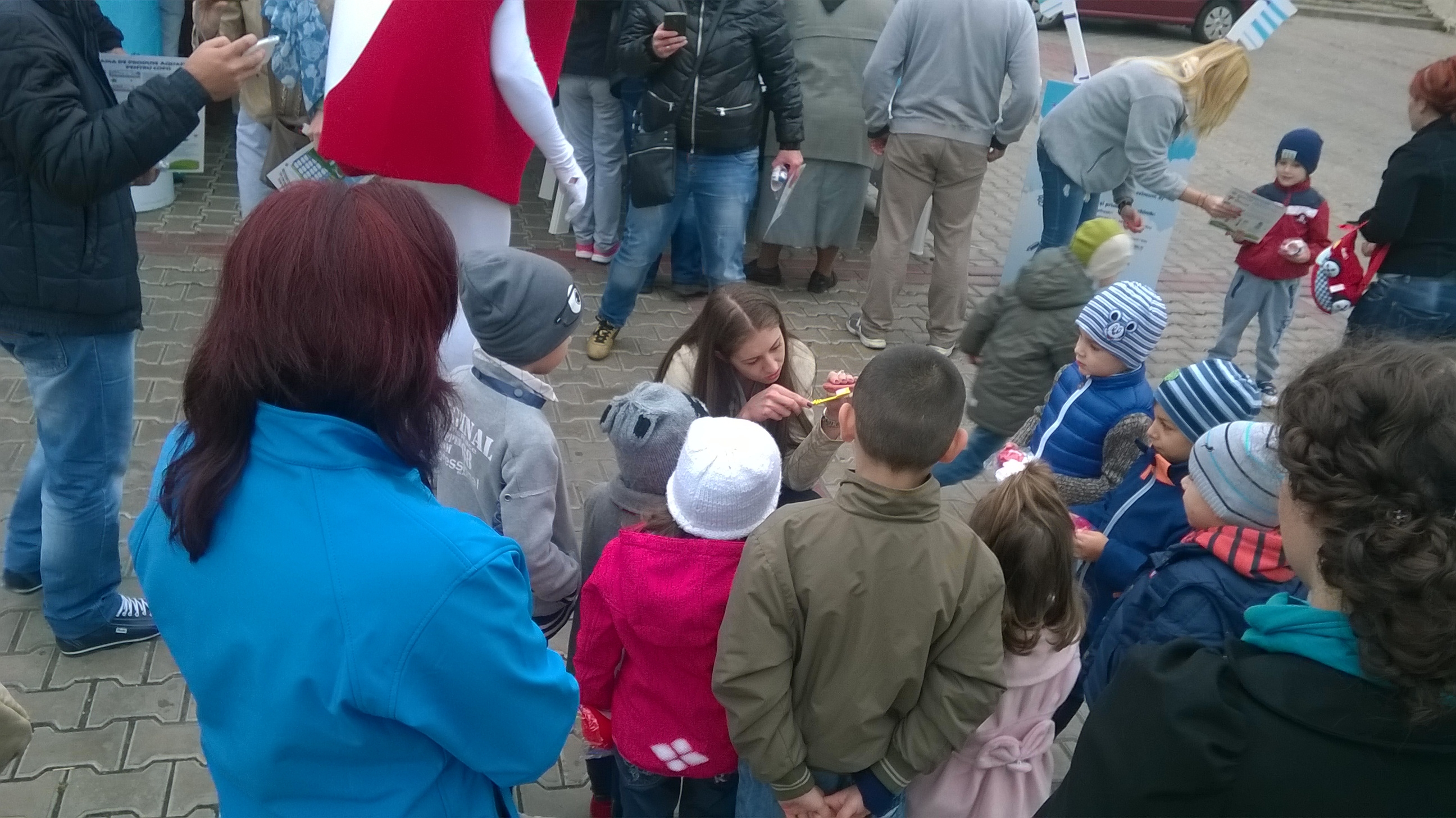 Peste 1.500 de gălăţeni şi-au schimbat gratuit periuţa de dinţi