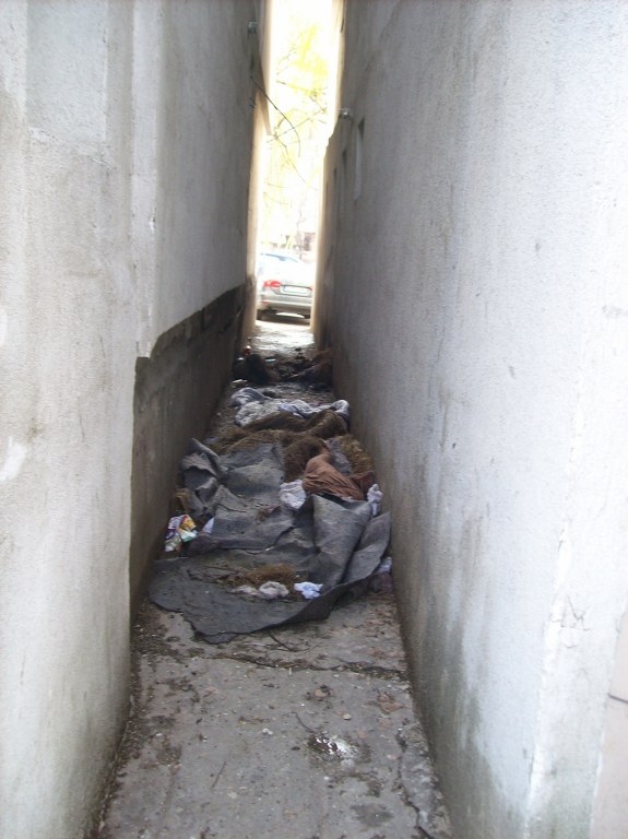 Gălăţenii, inventivi/ GROAPA DE GUNOI din tronsonul blocului