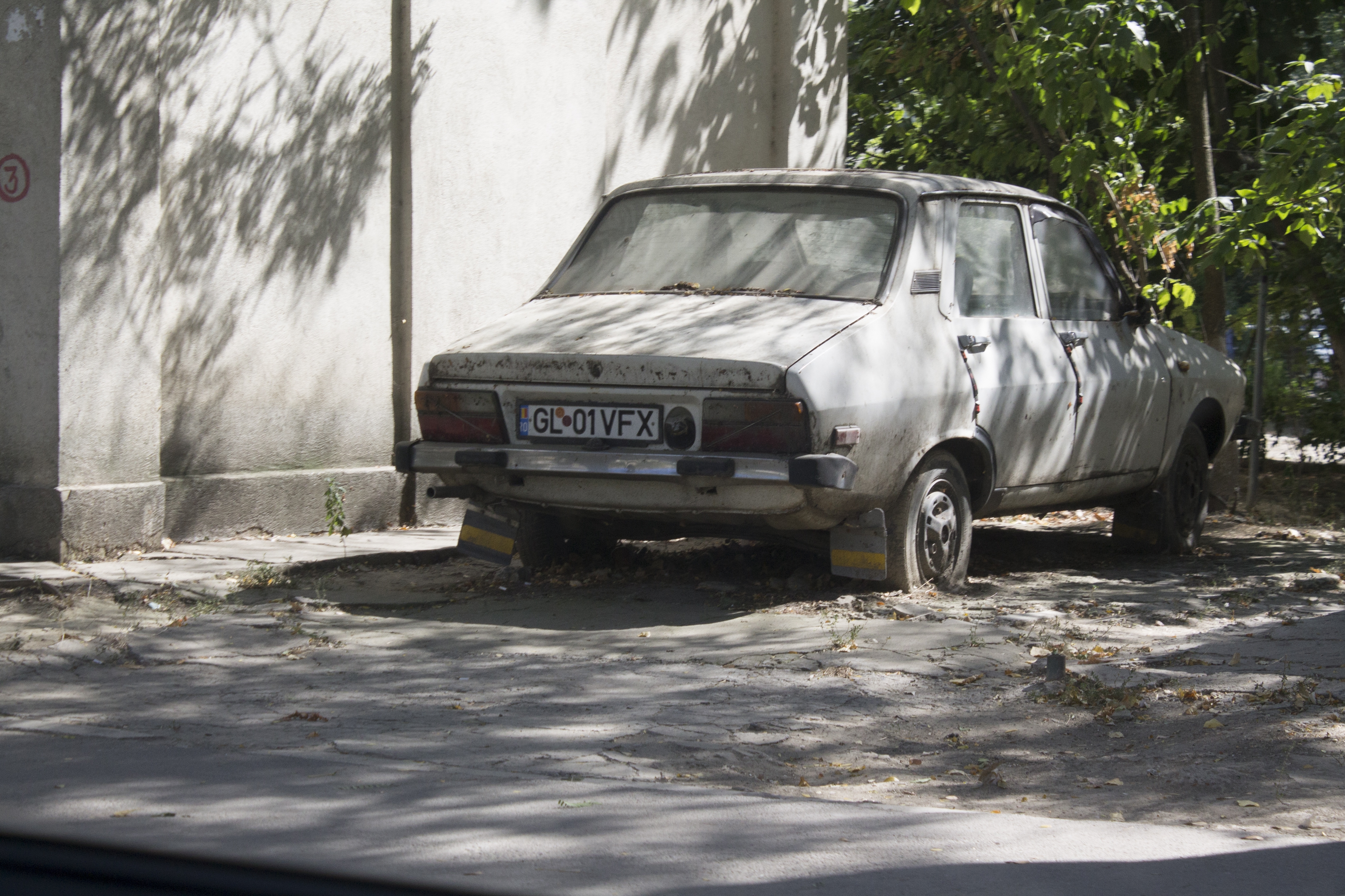 PRIMĂRIA nu glumeşte/ 26 de MAŞINI ABANDONATE au ajuns în depozit