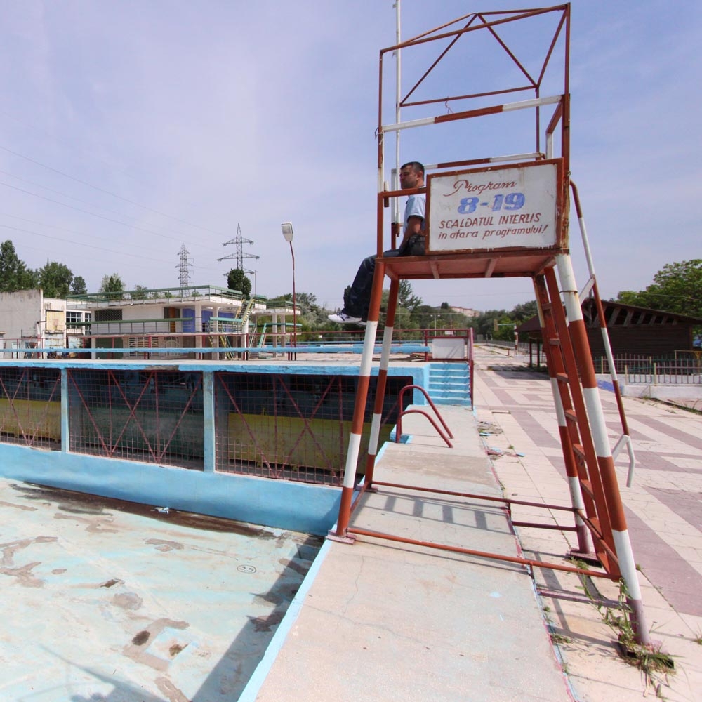 Pariul cu vara este deja pierdut. Plajă pe uscat la "Valuri"!