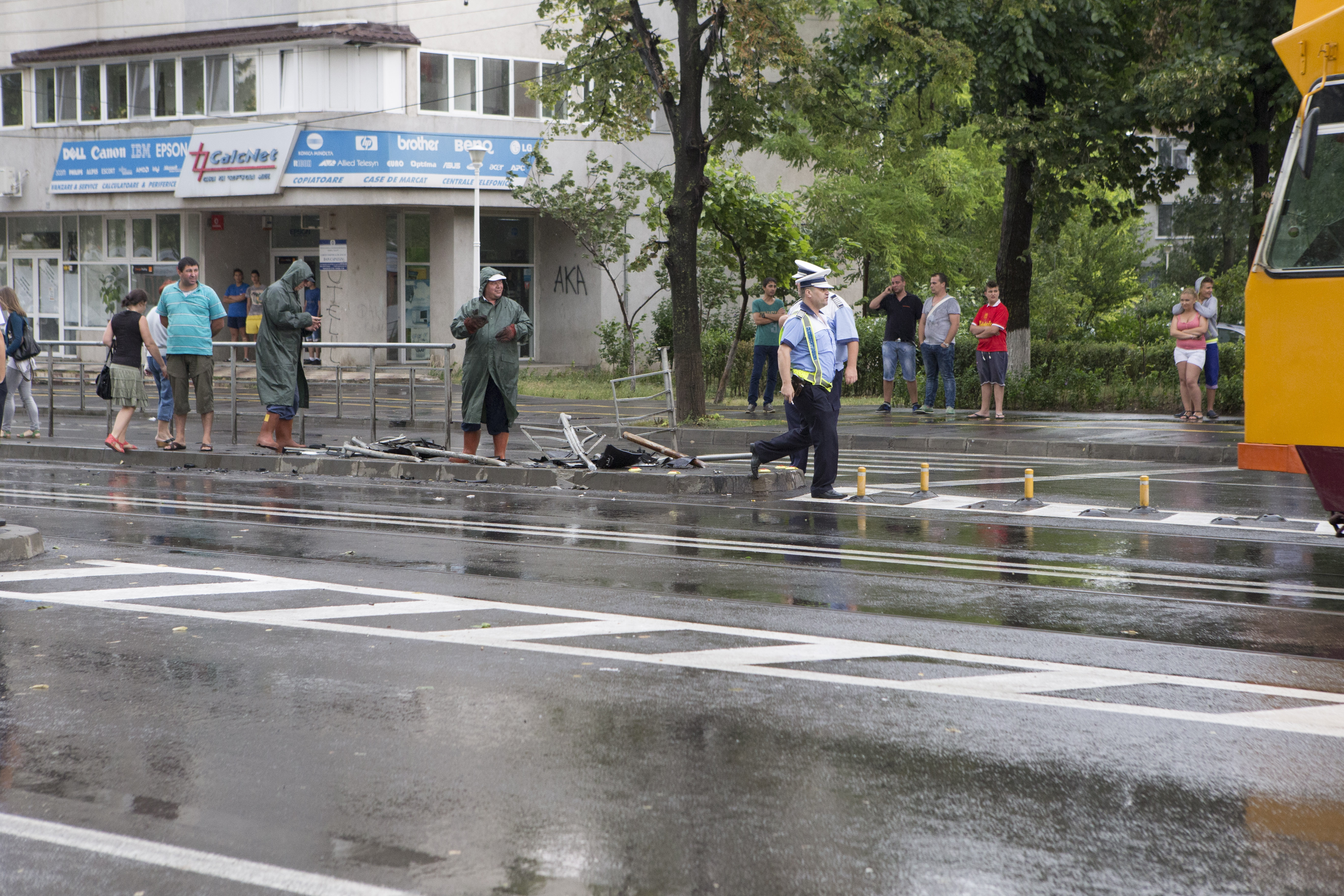 O nouă VICTIMĂ pe Oţelarilor/ A intrat cu MAŞINA în scuarul STAŢIEI de tramvai